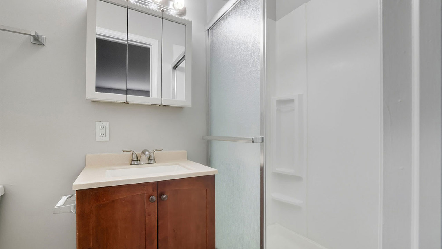 Waters Edge Apartments 2 Bed 2 Bath Primary Bath 1