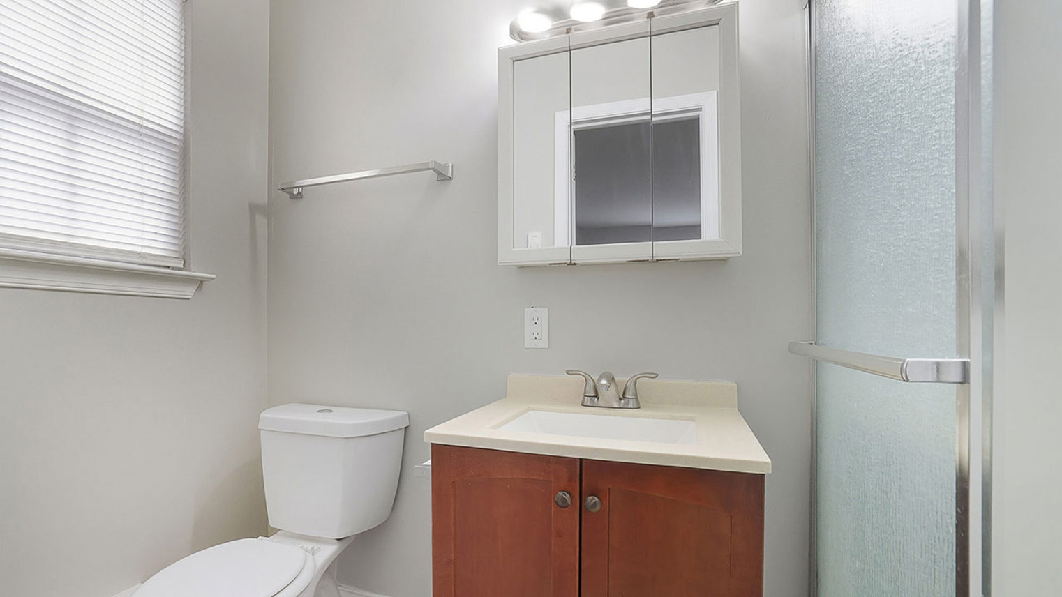 Waters Edge Apartments 2 Bed 2 Bath Primary Bath 2